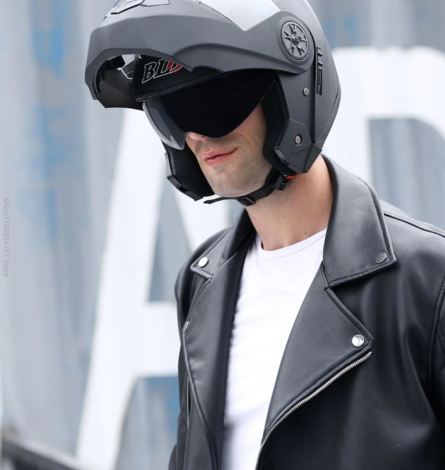 Motorcycle helmet with double lenses, open-faced design. Suitable for all seasons. Comfortable and breathable. Open design.